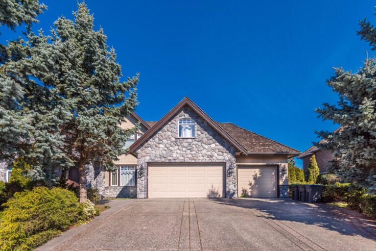Charlotte Garage Door Repair Common Problems Homeowners Face and How Experts Fix Them